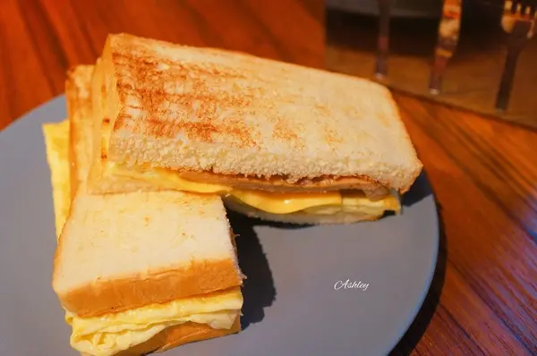 豐盛號|捷運士林・超夯排隊早餐店・炭烤肉蛋土司・紅茶鮮奶・終於吃到了！