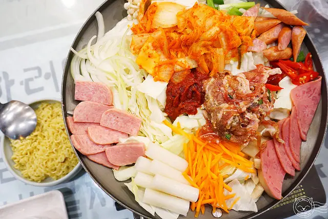 ※ 奇化加韓國料理餐廳 ※【星羽是吃貨-台中南屯】超大份量韓式料理，飲料小菜無限量吃到開心，部隊鍋辣得過癮加起司好誘人~