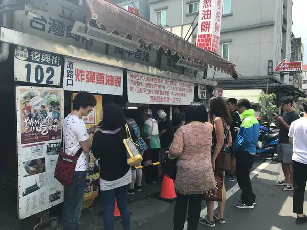 花蓮市美食炸彈蔥油餅》原路口炸彈蔥油餅菜單價位大公開！爆漿半熟蛋～必吃的炸彈蔥油餅！推薦 炸蛋蔥油餅。
