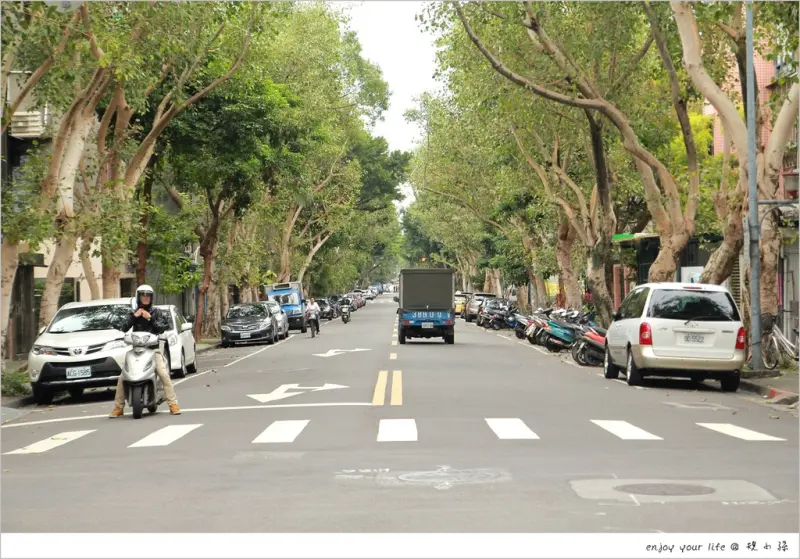 [台北] 走在那人文與溫度的街道裡：民生社區「富錦街」，早就深深迷戀上了這裡。午餐後的咖啡時光 in deA