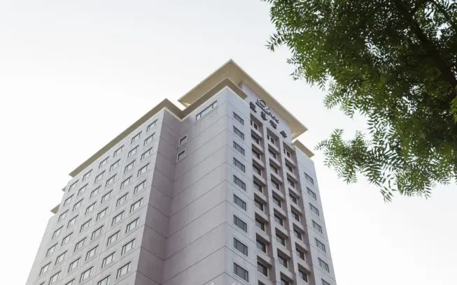 高雄住宿-麗尊酒店The Lees hotel火車站附近飯店首選，五福商圈，緊鄰捷運運站，商務住宿推薦 - 老莫 Say台南