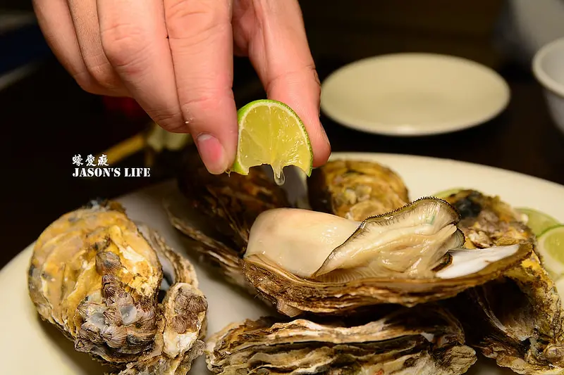 【台中│美食】巴掌大的生蚵肥美上桌，各式海鮮烤物，推薦泡菜鮮蚵蛋飯可增加飽足感。蠔愛癡岩烤生蠔小屋