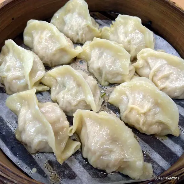 (台北捷運中山站周邊美食)「福大山東蒸餃大王(福大蒸餃館)」--- 隱身巷弄排隊店，饕客來自海內外，美味又超值的蒸餃與酸辣湯。
