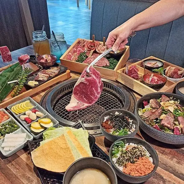 【新北三重】原燒 O-NiKU 三重店，王品集團燒肉，新逸品盛合套餐，雙人套餐新選擇，百變吃法任意搭配，私房配菜新選擇，露營風格好拍照