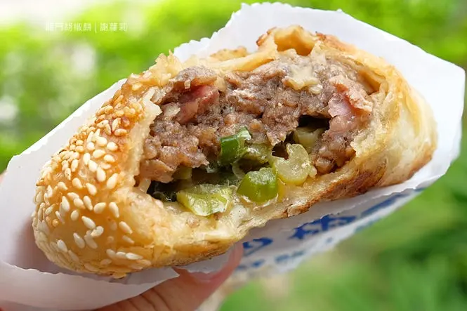 《三重♥食記》龍門胡椒餅。只賣五小時，連在地人也激推的隱藏版銅板小吃，招牌胡椒餅爆漿內餡不科學，連小酥餅跟甜餅都超好吃！(三重國小站)