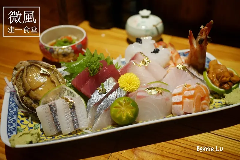 【台北·中山區】無菜單日本料理 超豪華金箔生魚片拼盤"微風建一食堂" 紅喉、鱈場蟹、馬糞海膽、大生蠔、菲力牛通通都有啊!