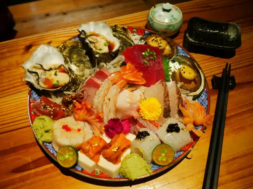 【Angelas日嚐】霸氣澎湃的刺身盛和與夢幻極致的牛上蓋，台北東區巷弄美食，日式無菜單料理，忠孝復興站周邊美食【微風建一食堂】