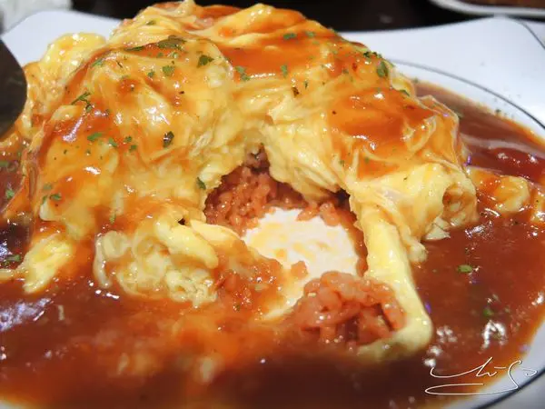 【永和 頂溪】阿倫蛋包飯 ► 份量超大一餐抵兩餐吃 ♠ 佛心來著↗學生憑100分考券免費兌換120元餐點