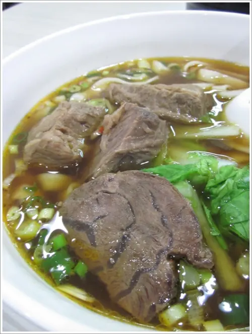 皇家傳承-紅燒半筋半肉大碗大份量，冠軍牛肉麵湯頭好銷魂(新海總店)