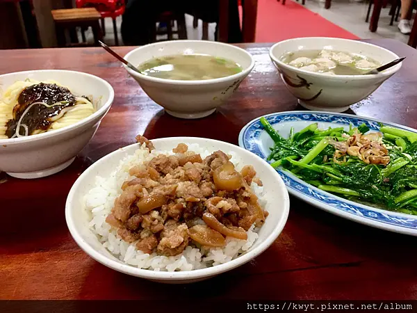 【新竹。美食】公園黑乾麵。平民美食，黑乾麵+湯一個銅板50就有，飄香30年的好味道，店家自製黑醬一試就愛上