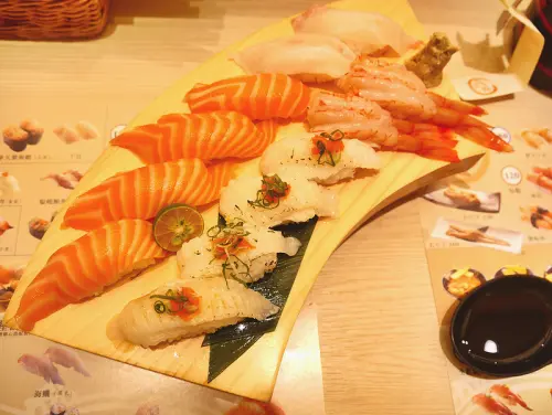 喜歡鮭魚加溫熱醋飯的丸壽司*信義微風