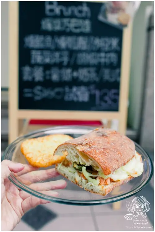 永康商圈●Coobi Café 鄉村果焙●銅板也可以買到早午餐─爆漿巧巴達堡