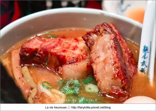 《北市大安區♥食記》麵屋武藏 虎嘯。東京名店進駐台灣，超厚三層叉燒肉太銷魂！