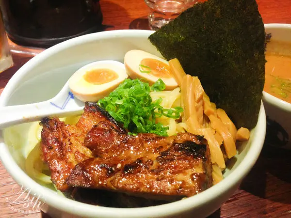 台北大安-麵屋武藏-虎嘯-超狂的!大食怪推薦!重口味人最愛!大又激厚肉塊拉麵!濃郁湯頭跟Q彈拉麵!