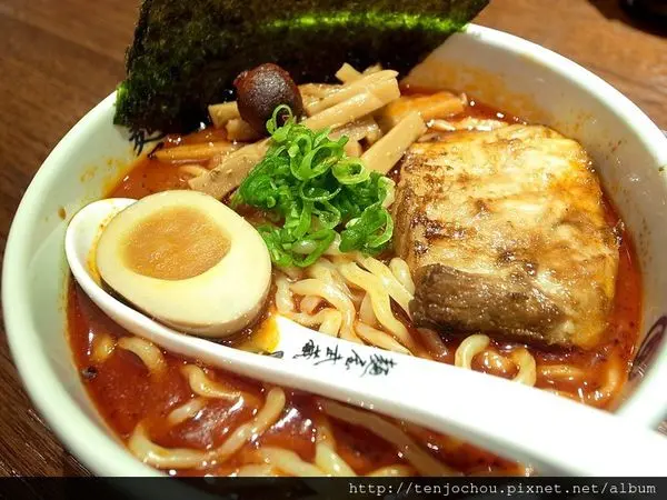 花花，甲飽沒【台北食記】麵屋武藏虎嘯 來自日本的銷魂辣味拉麵 我好想念涉谷限定沾麵啊 東區餐廳推薦