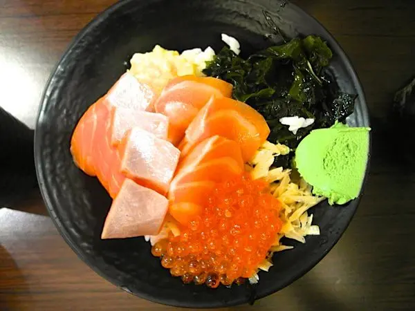 [台北車站] 築地鮮魚，便宜又大碗的生魚片丼飯