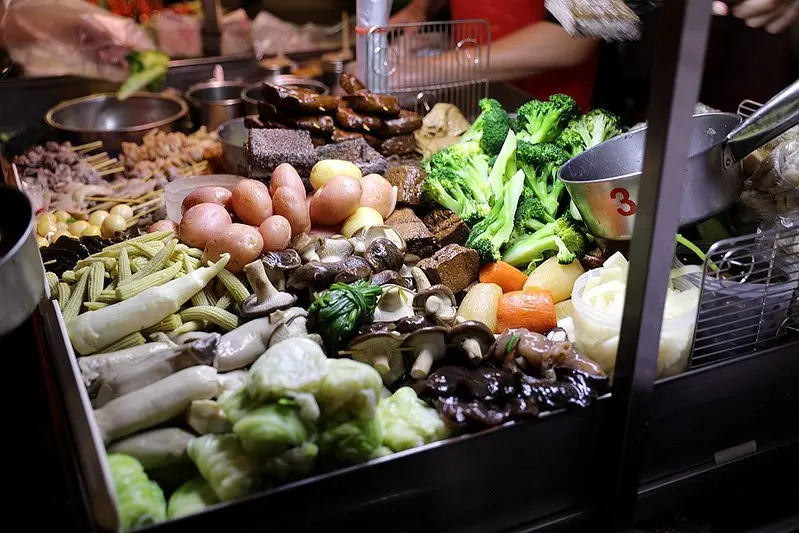 在地飄香30年！不排隊吃不到的超人氣煙燻鹽水雞，人潮每次都是滿到擠出來