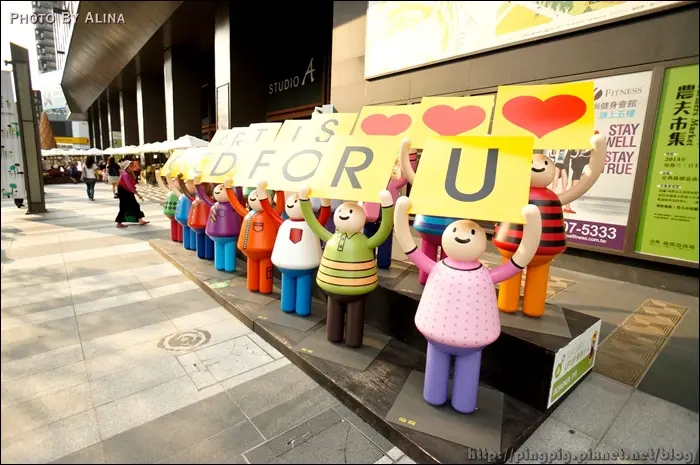 [ 遊記 ] 台中 歐兜麥輕旅行：夏日藝術季 勤美術館&綠園道 - 超可愛舉牌小人+巨大紙盒
