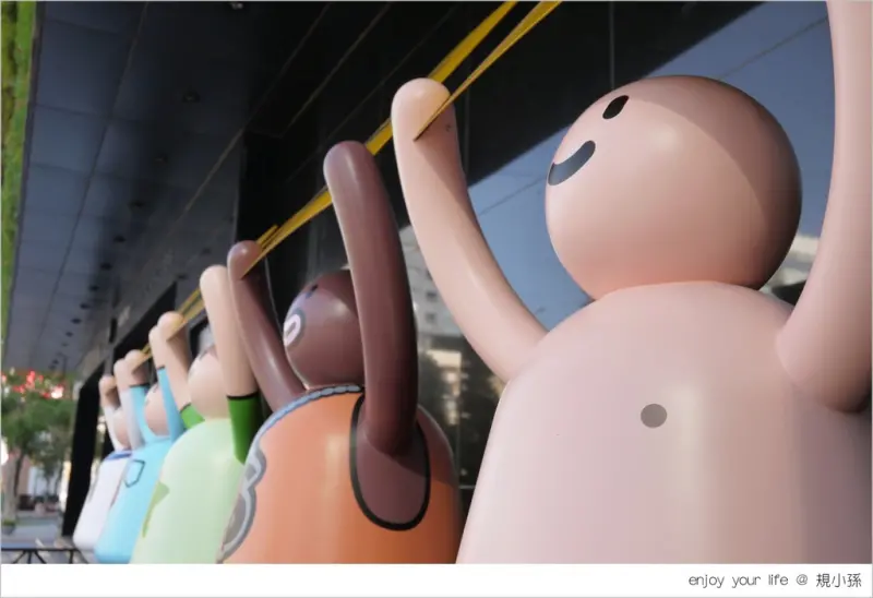 [台中] 舉牌小人來囉！就在勤美綠園道，還有50000倍的飲料盒座落在這，一同迎暑假。