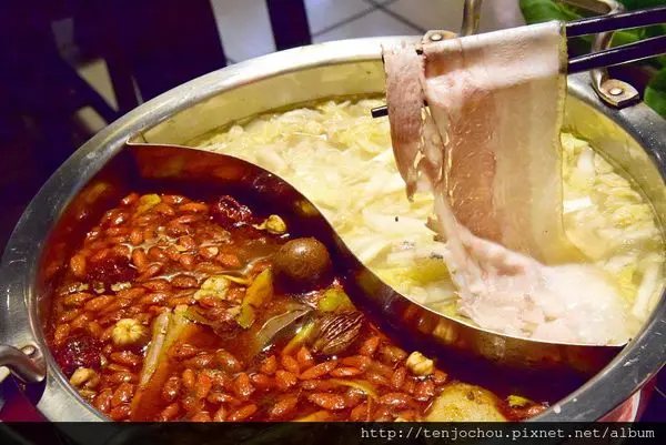 花花，甲飽沒【台北食記】饕鍋 傳說中老饕必吃的酸菜白肉麻辣鴛鴦鍋 捷運大安站美食餐廳火鍋推薦