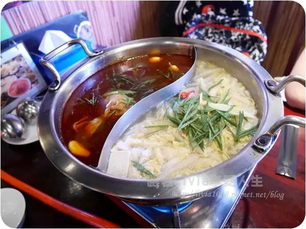 美食。餐廳│ 台北大安區 大安捷運站 饕鍋 酸菜白肉鍋 & 養身麻辣鍋 湯頭真的是極品阿！ ❤跟著Livia享受人生❤