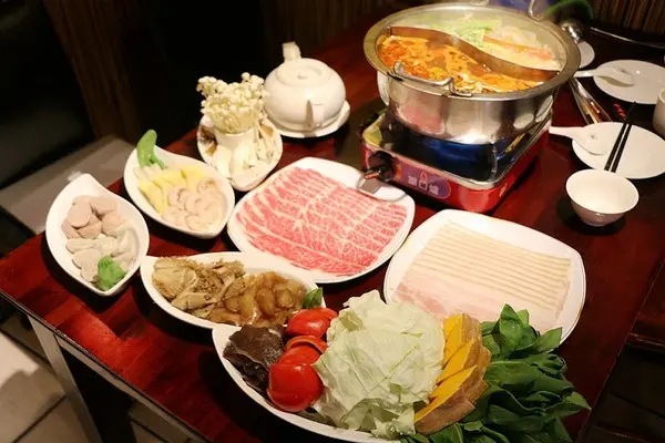 【羽諾食記】饕鍋-酸菜白肉鍋&養身麻辣鍋♥大安捷運站美食♥台北復興南路消夜好選擇              