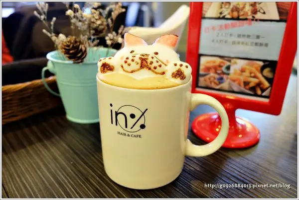 【台北】西門町美食/早午餐Brunch/下午茶/義大利麵/3D拉花。超Q的法鬥立體拉花&超邪惡的巨無霸奶昔，都在「In% HAIR CAFE」