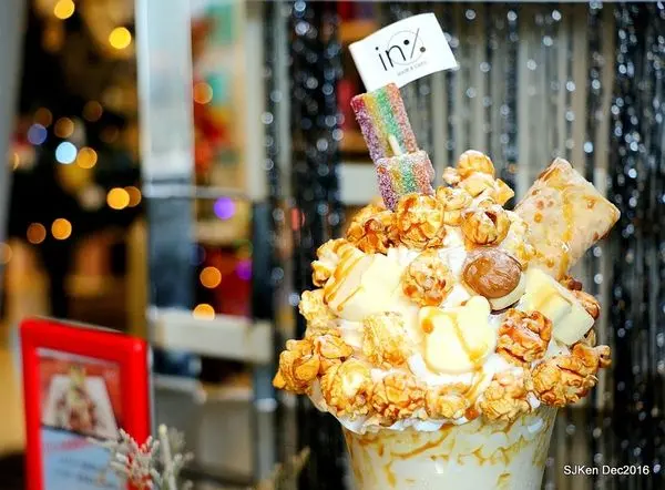 (台北捷運板南線西門站周邊美食)「In% Hair Café」 --- 全台首創時尚沙龍結合早午餐的複合式餐飲，「手工烤餅」+ 「伊甸園的魔物巨無霸奶昔」 + 「3D拉花」美味與份量兼俱，優質服務的高