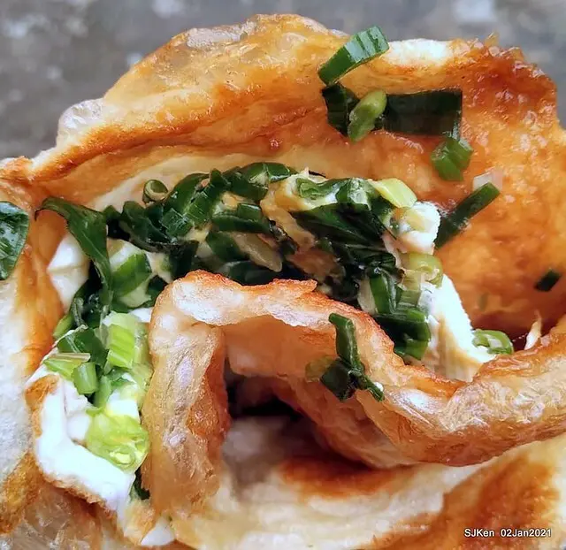 (金山老街排隊美食)「黃。蔥油餅」--- 一片入口金黃通透，蔥蛋交錯香濃味美! 