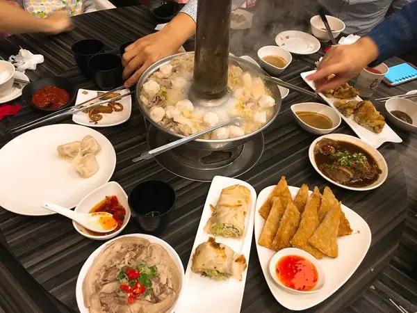 竹北 光明商圈 劉家酸菜白肉鍋　家族聚餐的好地方　水餃也好好吃