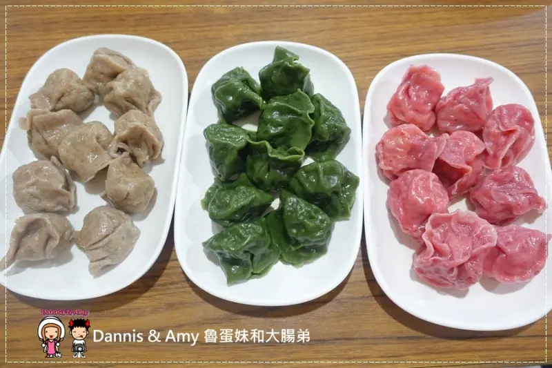 《巨城附近小吃》中大鍋貼水餃店x創意彩色水餃x脆皮鍋貼x玉米湯︱排隊店電視報導~必點菜色推薦~菜單。價位。營業時間（附影片）