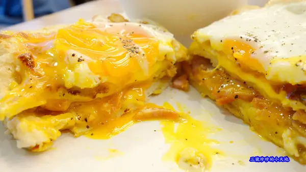 永和。初花CHU HUA早午餐brunch。每日限量手作麵包。超人氣必點咬咬女孩。樂華夜市附近必吃的溫馨小店。