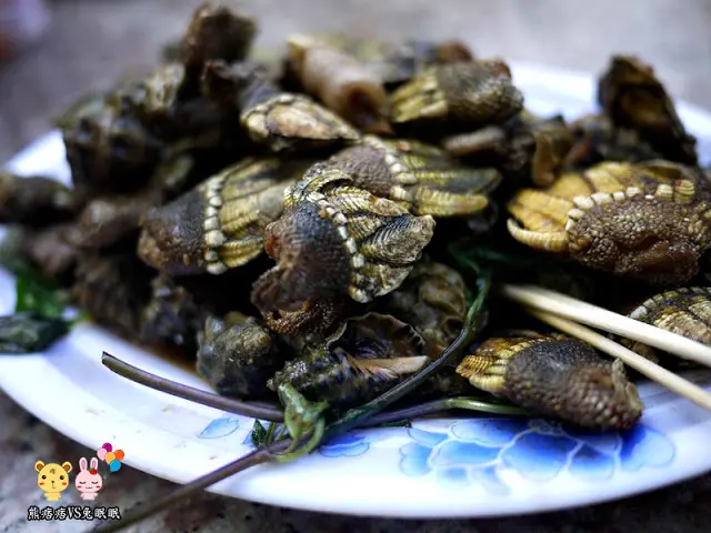 
【金門特色菜】王阿婆與大廟口海鮮炒佛手比較
