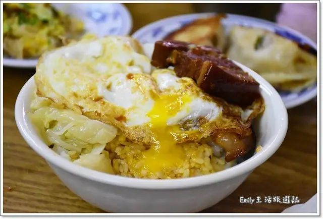 宜蘭美食》城隍早餐。排隊，只為了吃一碗焢肉飯