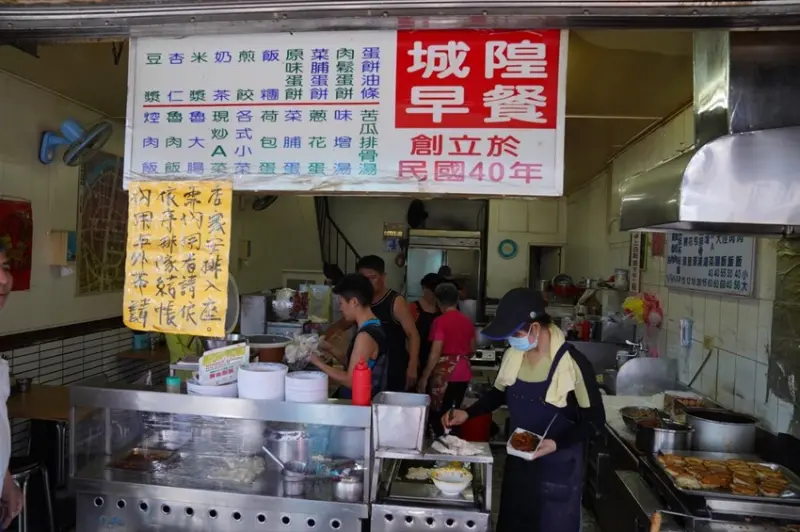 宜蘭早餐 城隍早餐店｜食尚玩家推薦 佛心的銅板價格！！大碗控肉飯搭配半熟蛋，一甲子的好味道 · 算命的說我很愛吃
