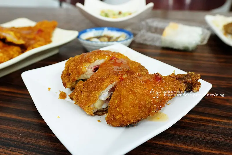 【台中龍井】豪傑越南小吃-東海別墅學生推薦巷弄美食.東海學生畢業後會想念的越南小吃.平價分量多.推薦檸檬豬排河粉和香酥雞腿.鐵板河粉份量超多女生不要輕易嘗試.老闆娘丹田很有力.東海大學後門 - 藍色起