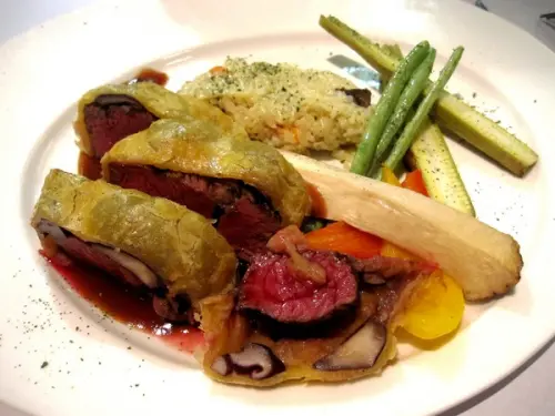 京華城 Meal & Wine : 威靈頓牛排初體驗              