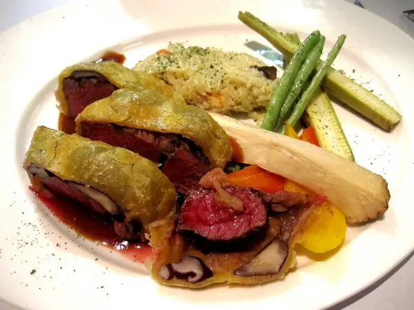 京華城 Meal & Wine : 威靈頓牛排初體驗              