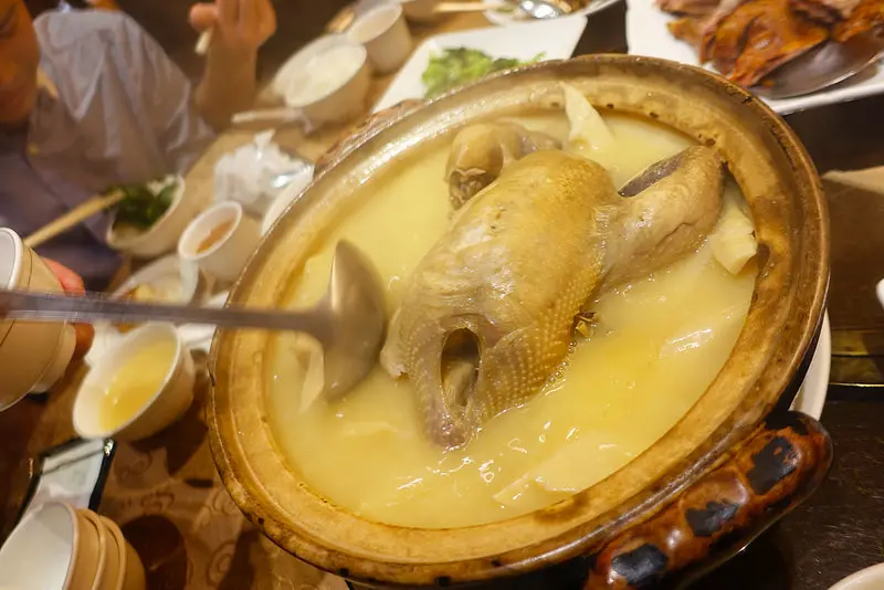 (胖樺食記)超好喝砂鍋雞湯「驥園川菜餐廳」/台北東區推薦餐廳/敦化南路/仁愛圓環冬天聚餐首選美食/桌菜/完整菜單/可外帶