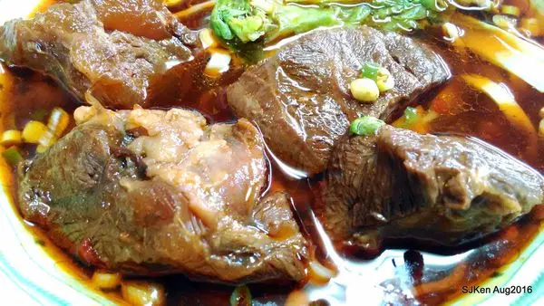 (台北捷運板南線永春站周邊美食)「小陳牛肉麵」--- 一週休三天的巷弄美食排隊店