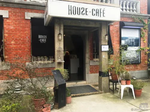 【桃園咖啡】傳統老式洋樓，從三合院中感受House+Cafe，與現代譜出柔和的美感