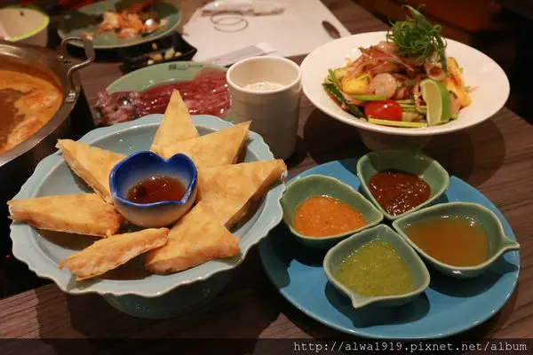 【新竹美食】銀湯匙泰式火鍋-巨城店，吃到飽Buffet大推薦！清爽開胃泰式料理，安格斯牛、海鮮、小菜、ColdSton冰淇淋無限供應，泰式蝦餅超好吃。停車方便。有影片