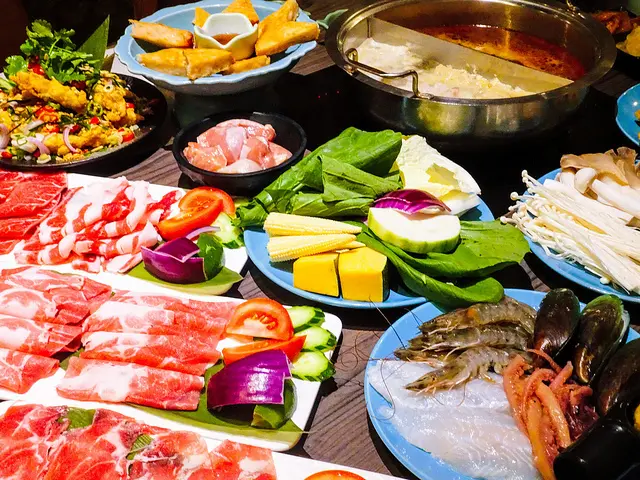 新竹東區｜銀湯匙～泰味十足鴛鴦鍋吃到飽！從小菜到甜點恣意體驗的南洋風情（新竹巨城）～