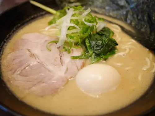 【美食】台北中山─ 橫濱家系拉麵 特濃屋，招牌濃厚豚骨拉麵，現炸雞塊好好吃! 叉燒肉還可選五花肉或梅花肉唷~