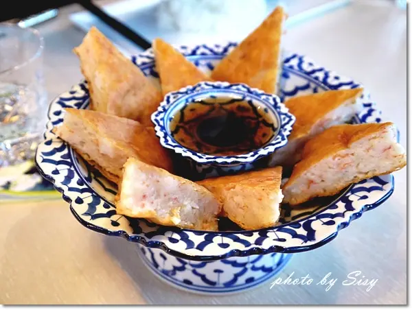 【台北美食】饗泰多泰式風格餐廳 ~ 令人驚艷的超厚實月亮蝦餅，全台十大月亮蝦餅第一名~ 台北東區 Bistro 98 捷運忠孝復興站 頂好市場附近美食 ~ 泰式料理 青木瓜絲 酸辣蝦湯 ~ 窩客島推薦