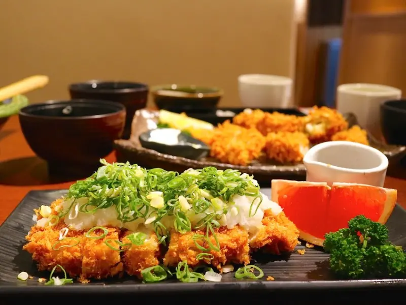 勝博殿-新光三越台南中山店：來自日本新宿的日式炸豬排，廣島江田島牡蠣鮮甜大顆