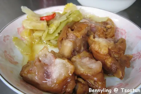 【南投草屯】小鎮裡的在地美食，服務態度很優，食物很美味，要吃就得要趁早，因為賣完就休息的草屯利口點心担