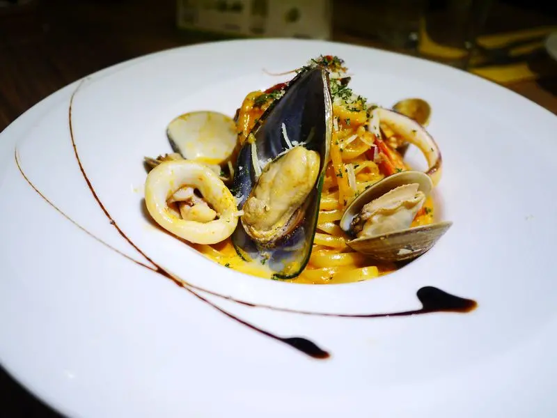 【試吃】台北東區 Eat Eat Bistro 簡沛恩的意義餐廳x辣得過癮南洋風海鮮小舌麵♥♥♥