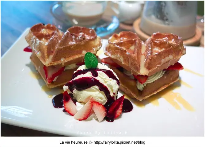 《北市大安區♥食記》窩客島 Eat eat Bistro。午后小確幸，愛心造型的鬆餅好可愛呀！