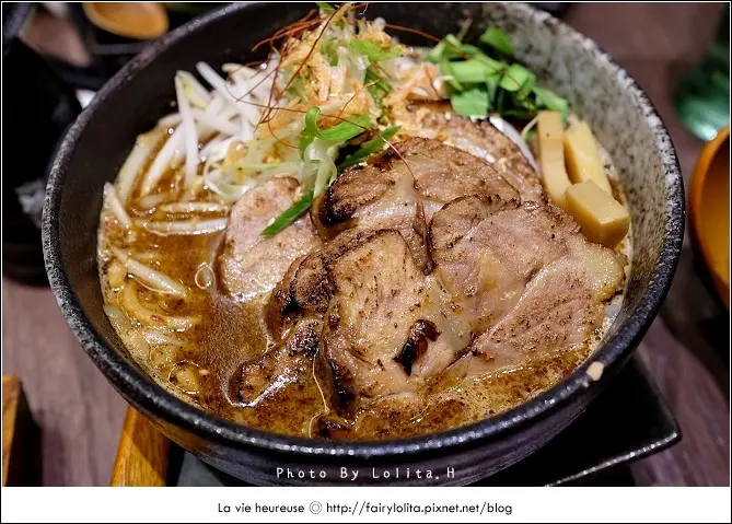 《北市信義區♥食記》鷹流辛味噌拉麵 惡鬼。嗜辣者的天堂，紮實大塊的叉燒肉超滿足！